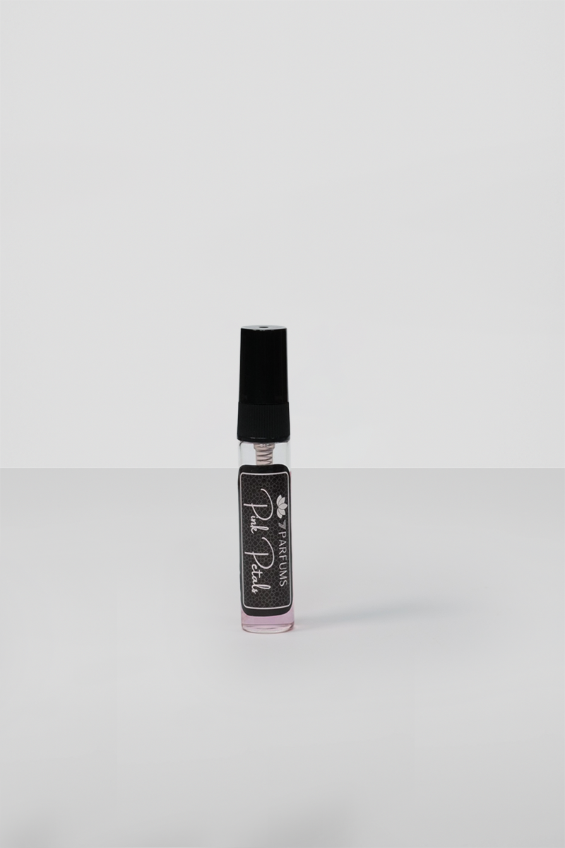 "7Perfumes Pink Petals – The 5ml bottle offering Gucci Flora-inspired floral sweetness, ideal for testing or travel."