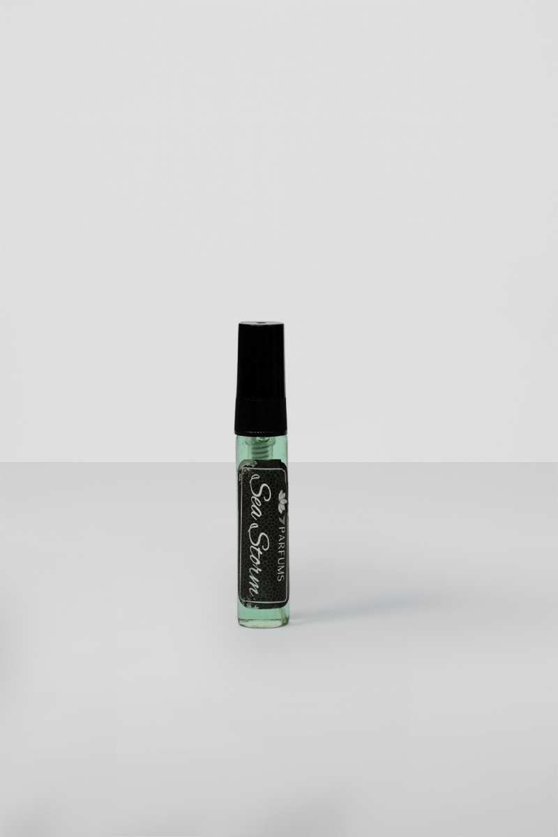 "7Perfumes Sea Storm – The 5ml bottle delivers the iconic Sauvage-inspired fragrance with fresh spicy and woody notes, perfect for trial or travel."