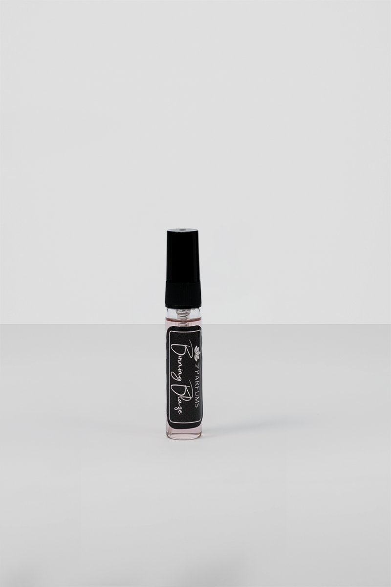 "7Perfumes Burning Blaze – The 5ml bottle with Bombshell-inspired fruity floral fragrance, perfect for gifting or sampling."