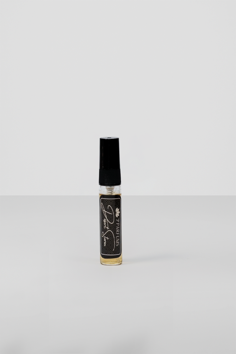 "7Perfumes Desert Storm – The 5ml bottle, Oud Wood-inspired rich woody oriental scent in a portable size, perfect for testing or gifting."