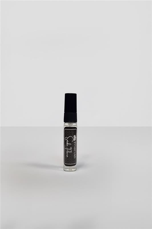 "7Perfumes Smoke Flare – The 5ml bottle carrying Ganymede-inspired mineral leather fragrance, perfect for testing or gifting."