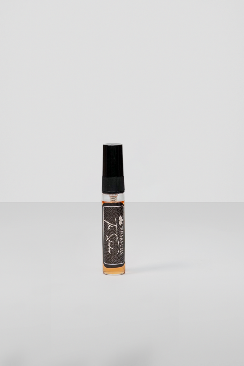 "7Perfumes The Shadow – The 5ml bottle with Ombre Nomade-inspired deep woody oud fragrance, travel-friendly and ideal for trial."