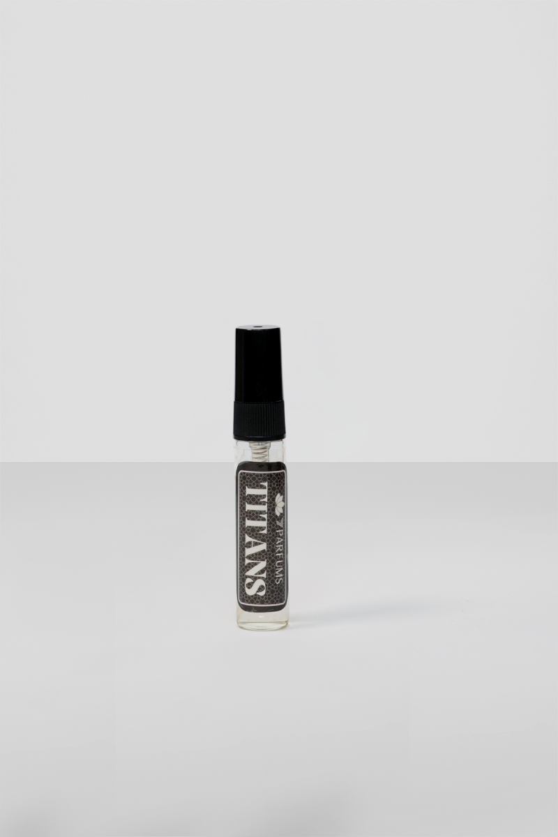 "7Perfumes Titans – The 5ml bottle carrying Creed Aventus-inspired fruity-woody luxury fragrance, ideal for sampling or on-the-go."